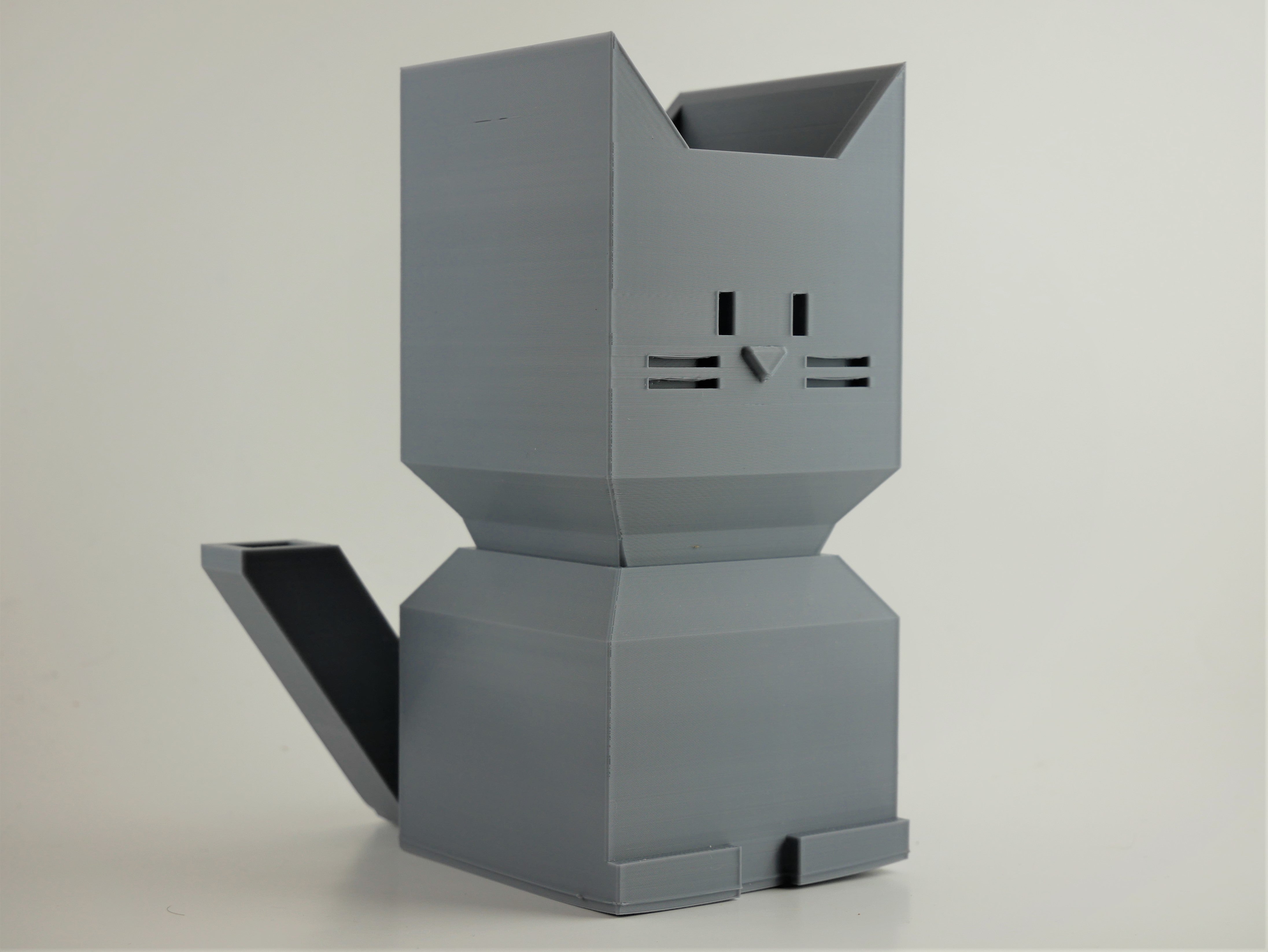 Maceta para gatos con riego automático - Impresa en 3D